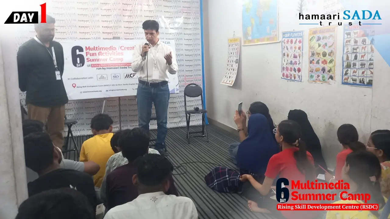 On the first day of the six-day multimedia summer camp of 'Hamaari Sada Trust', famous journalist Athar Saeed shared his experiences with the students. During this, the trust's founder Mohd. Irshad Alam honored him.